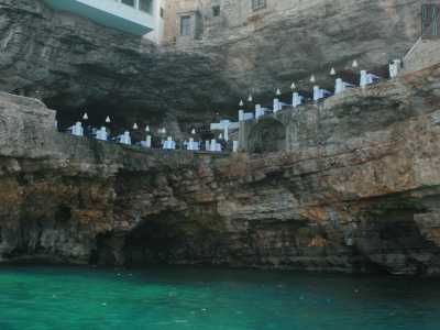 A pochi metri di distanza si trova la pi� famosa �grotta Palazzese�, denominata in questo modo perch� un tempo faceva parte dei beni del palazzo della famiglia Leto, feudataria di Polignano nel 700. La caverna offre due ingressi ed � probabilmente la pi� vasta di tutto il litorale: ospita addirittura uno storico ristorante